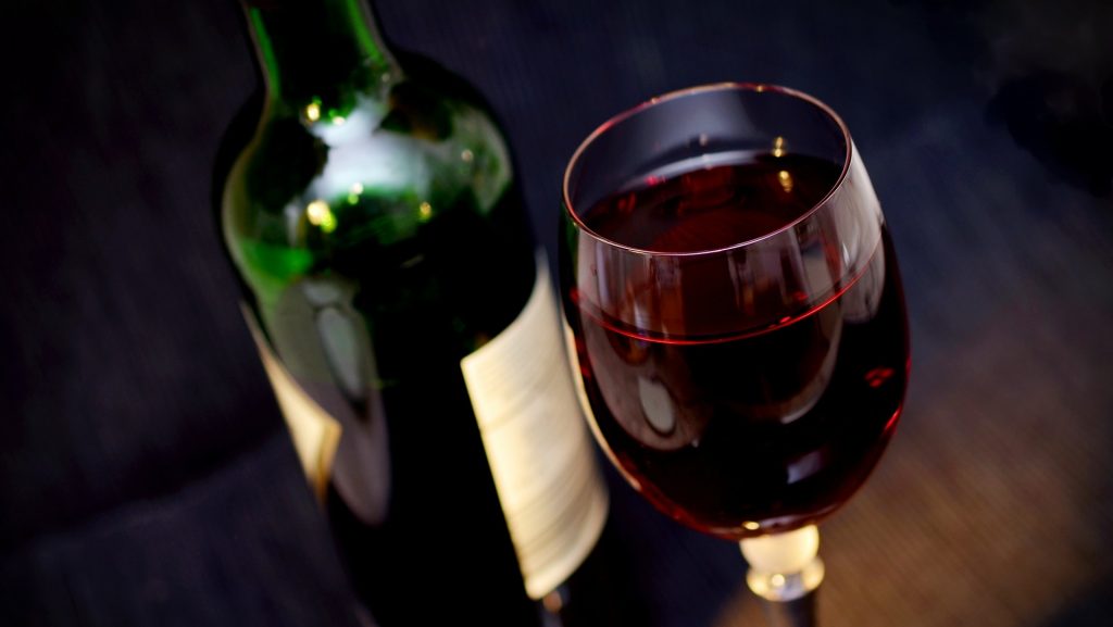 Lo recomendable es tomar una copa de vino al día. Así se puede conseguir que el cuerpo esté más activo y se disfruta de las propiedades beneficiosas.