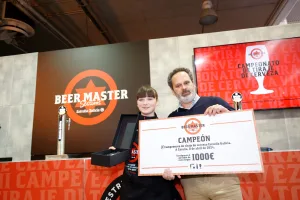 Maite Carreira, ganadora de IX Campeonato de tiraje de cerveza Estrella Galicia recoge el premio